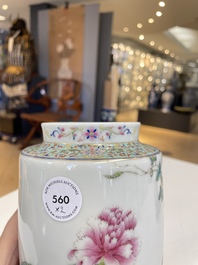 Paire de vases couverts en porcelaine de Chine famille rose &agrave; d&eacute;cor floral, marque de Jiaqing, R&eacute;publique