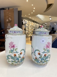 Paire de vases couverts en porcelaine de Chine famille rose &agrave; d&eacute;cor floral, marque de Jiaqing, R&eacute;publique