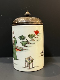 Een Chinese famille verte penselenbeker met gegraveerd metalen deksel, 'bitong', Kangxi