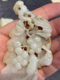 Cinq sculptures en jade blanc et c&eacute;ladon, Chine, Qing/R&eacute;publique