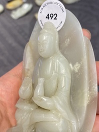 Guanyin sur tr&ocirc;ne de lotus en jade blanc sculpt&eacute;, Chine, Qing