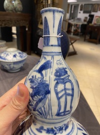 Een Chinese blauw-witte kraakporseleinen kalebasvaas, Wanli