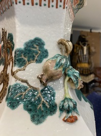 Vase de forme hexagonale en porcelaine de Chine famille verte &agrave; d&eacute;cor de lions bouddhistes et de daims, 19&egrave;me
