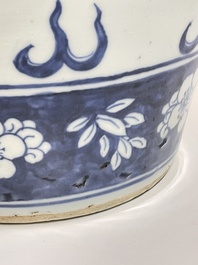 Een paar Chinese blauw-witte vazen met boeddhistische leeuwen, 19e eeuw
