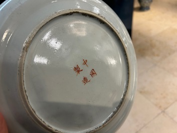 Een grote Chinese blauw-witte kom met lotusslingers en drie diverse famille rose borden, 19/20e eeuw