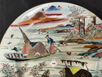 Plat en porcelaine de Chine famille rose &agrave; d&eacute;cor de p&ecirc;cheurs dans un sampan, Yongzheng/Qianlong