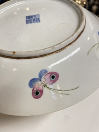 Paire de plats en porcelaine de Chine famille rose &agrave; d&eacute;cor de pies et de prunus, marque de Qianlong, R&eacute;publique