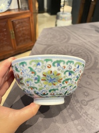 Een Chinese doucai kom met floraal decor, Yongzheng merk, 19/20e eeuw