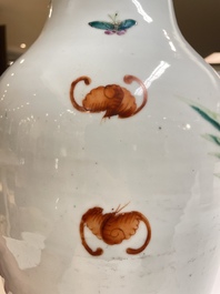 Paire de vases en porcelaine de Chine famille rose &agrave; d&eacute;cor des 'Sanxing', 19&egrave;me