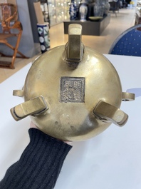 Six br&ucirc;le-parfums en bronze, Chine, 19/20&egrave;me