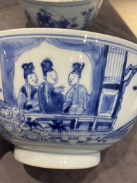 Een paar Chinese blauw-witte dekselkommen met verhalend decor, Kangxi/Yongzheng