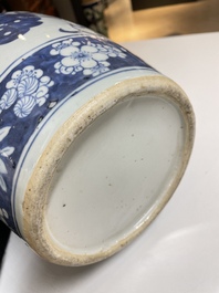 Een paar Chinese blauw-witte vazen met boeddhistische leeuwen, 19e eeuw