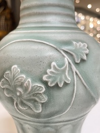 Een Chinese Longquan celadon vaas met pioenslingers, Yuan