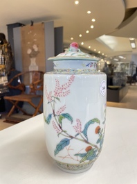 Paire de vases couverts en porcelaine de Chine famille rose &agrave; d&eacute;cor floral, marque de Jiaqing, R&eacute;publique