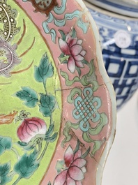 Une paire de coupes en porcelaine de Chine famille rose et un pot couvert pour le march&eacute; Straits ou Peranakan, 19&egrave;me