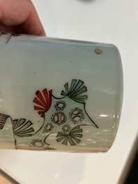 Een Chinese famille verte penselenbeker met gegraveerd metalen deksel, 'bitong', Kangxi
