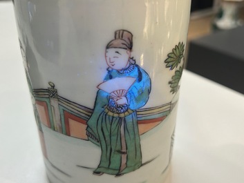 Een Chinese famille verte penselenbeker met gegraveerd metalen deksel, 'bitong', Kangxi