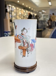 A Chinese famille rose brush pot, two plates and two bowls, 19/20th C.
