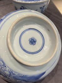 Een paar Chinese blauw-witte dekselkommen met verhalend decor, Kangxi/Yongzheng