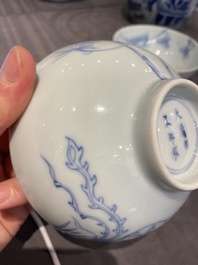 Paire de bols en porcelaine de Chine en bleu et blanc &agrave; d&eacute;cor de ph&eacute;nix, marque et &eacute;poque de Yongzheng