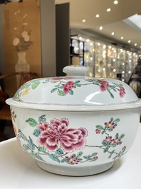 Terrine couverte en porcelaine de Chine famille rose &agrave; fin d&eacute;cor floral, Yongzeng