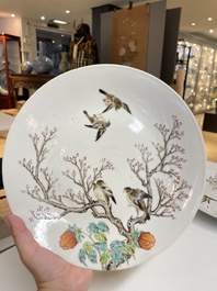 Paire de plats en porcelaine de Chine famille rose &agrave; d&eacute;cor de pies et de prunus, marque de Qianlong, R&eacute;publique