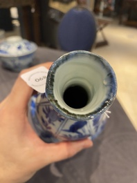 Een Chinese blauw-witte kraakporseleinen kalebasvaas, Wanli
