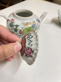 Drie Chinese famille rose theepotten met deksels, Yongzheng