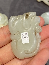 Cinq sculptures en jade blanc et c&eacute;ladon, Chine, Qing/R&eacute;publique