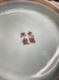 Une paire de coupes en porcelaine de Chine famille rose et un pot couvert pour le march&eacute; Straits ou Peranakan, 19&egrave;me