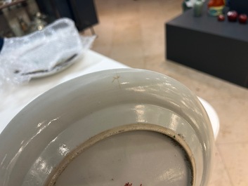 Een grote Chinese blauw-witte kom met lotusslingers en drie diverse famille rose borden, 19/20e eeuw