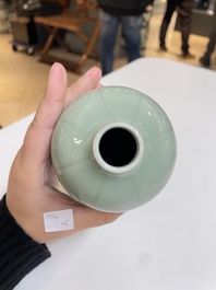 Cinq vases en porcelaine de Chine en c&eacute;ladon monochrome, Qing