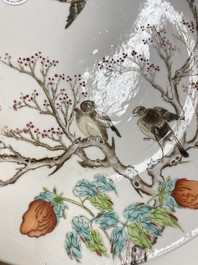 Paire de plats en porcelaine de Chine famille rose &agrave; d&eacute;cor de pies et de prunus, marque de Qianlong, R&eacute;publique