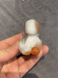 Een Chinese agaten sculptuur van een konijn, Qing