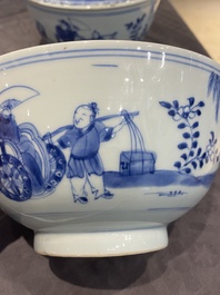 Een paar Chinese blauw-witte dekselkommen met verhalend decor, Kangxi/Yongzheng
