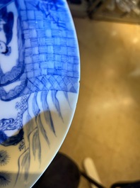 Assiette en porcelaine de Chine en bleu et blanc &agrave; d&eacute;cor d'une sc&egrave;ne fluviale, Yongzheng