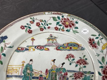 Een grote Chinese famille rose schotel, Yongzheng