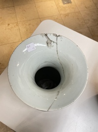 Een paar Chinese blauw-witte vazen met boeddhistische leeuwen, 19e eeuw