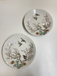 Paire de plats en porcelaine de Chine famille rose &agrave; d&eacute;cor de pies et de prunus, marque de Qianlong, R&eacute;publique