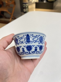 Een diverse collectie blauw-wit Chinees porselein, 19/20e eeuw
