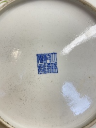Paire de plats en porcelaine de Chine famille rose &agrave; d&eacute;cor de pies et de prunus, marque de Qianlong, R&eacute;publique