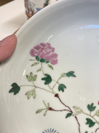 A Chinese famille rose brush pot, two plates and two bowls, 19/20th C.