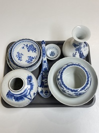 Een diverse collectie blauw-wit Chinees porselein, 19/20e eeuw