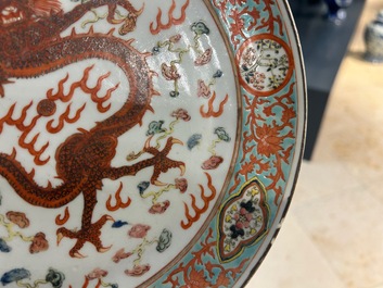 Een grote Chinese blauw-witte kom met lotusslingers en drie diverse famille rose borden, 19/20e eeuw