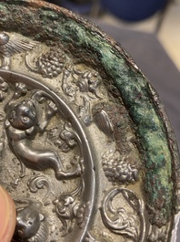 Mirroir en bronze l&eacute;g&egrave;rement argent&eacute; &agrave; d&eacute;cor de lions et de vignes, Chine, Tang