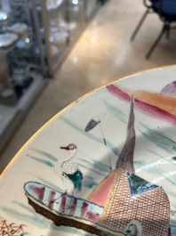 Plat en porcelaine de Chine famille rose &agrave; d&eacute;cor de p&ecirc;cheurs dans un sampan, Yongzheng/Qianlong