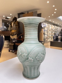 Een Chinese Longquan celadon vaas met pioenslingers, Yuan