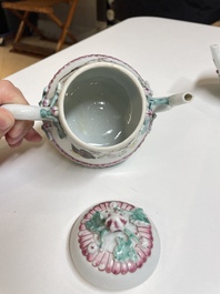 Drie Chinese famille rose theepotten met deksels, Yongzheng