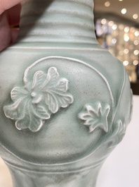 Een Chinese Longquan celadon vaas met pioenslingers, Yuan