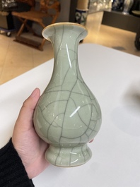 Cinq vases en porcelaine de Chine en c&eacute;ladon monochrome, Qing